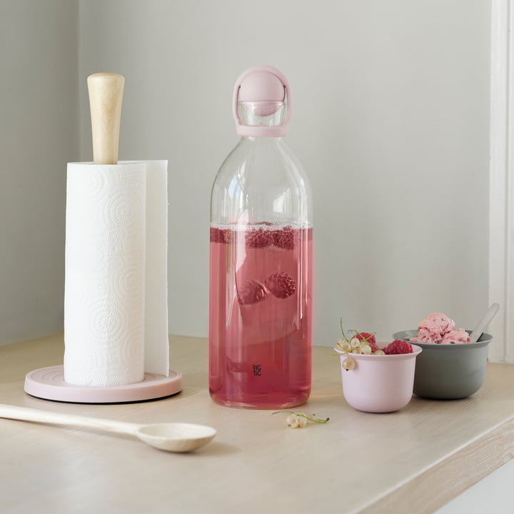 Roll-It Küchenrollenhalter in rose  und die Cool-It Wasserkaraffe in rose von Rig-Tig by Stelton