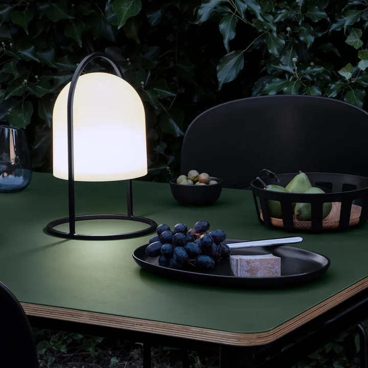 Lantern Solarleuchte von Eva Solo in den Farben schwarz / weiss