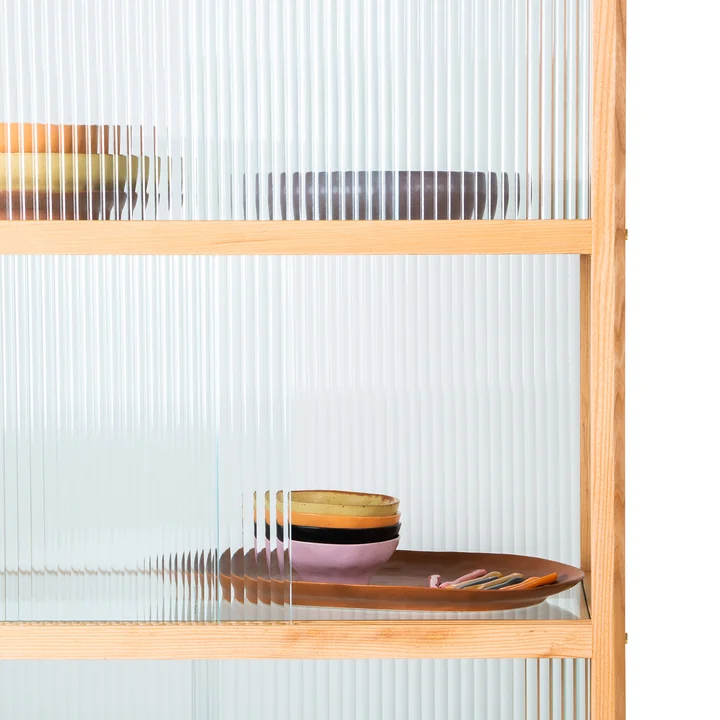 Vitrine aus Holz mit geripptem Glas von HKliving in der Ausführung natur