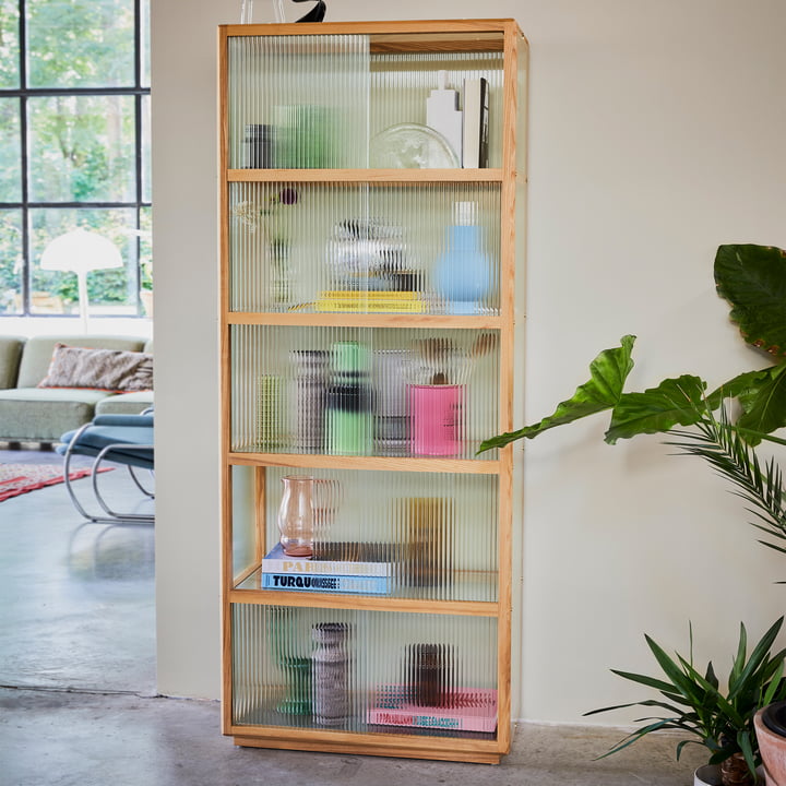 Vitrine aus Holz mit geripptem Glas von HKliving in der Ausführung natur