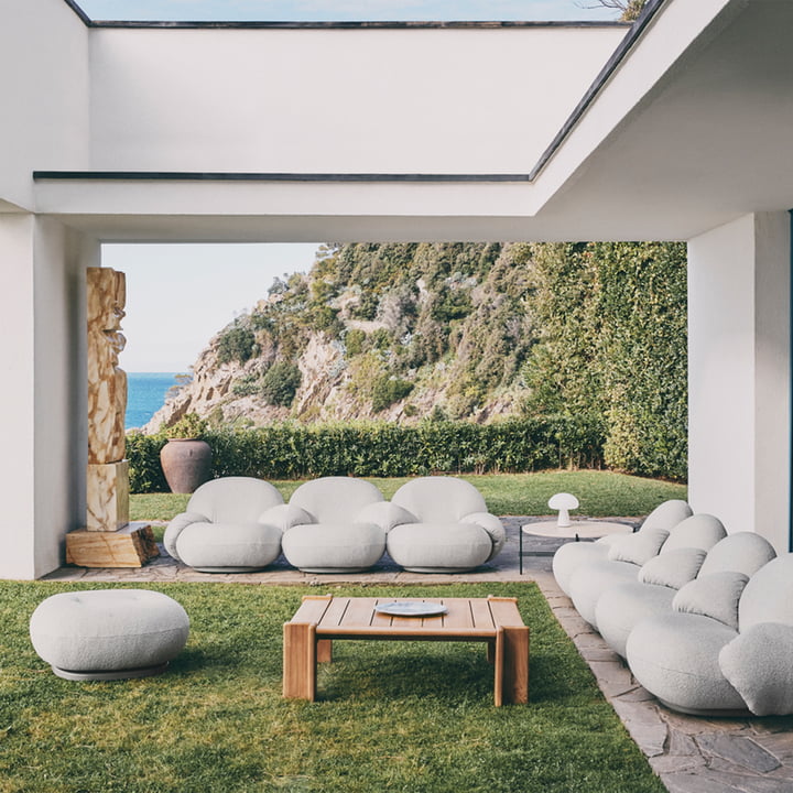 Pacha Lounge Chair und Atmosfera Outdoor Beistelltisch von Gubi