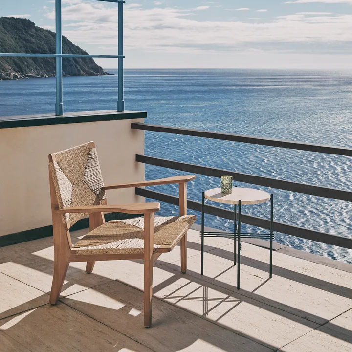 F-Chair Outdoor Lounge Stuhl und TS Outdoor Beistelltisch von Gubi