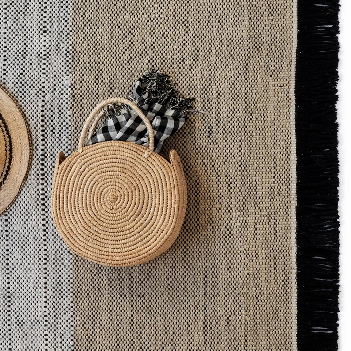 Tres Outdoor-Teppich Stripes von nanimarquina in der Ausführung natur / schwarz