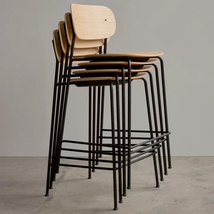 Co Counter Chair von Audo in der Ausführung Eiche natur mit schwarzem Stahlgestell