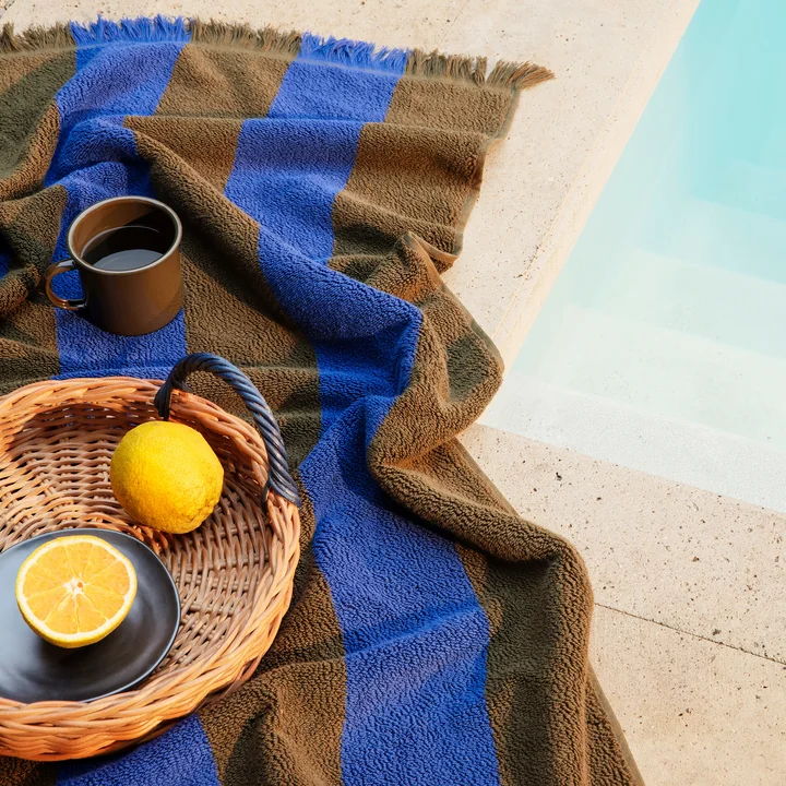 Alee Badetuch, olive / bright blue von Ferm Living