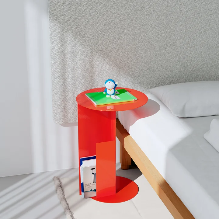 Kaya Bett und Schmidt Beistelltisch von OUT Objekte unserer Tage