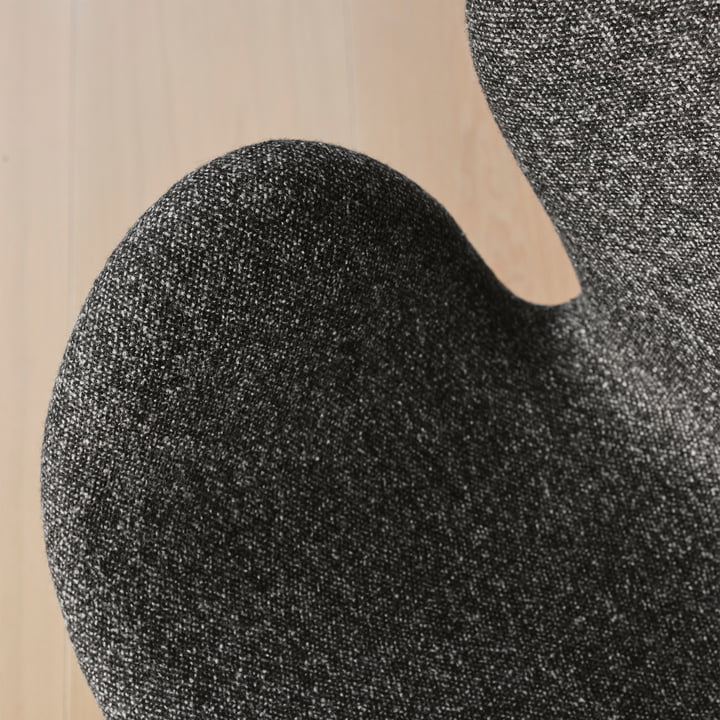 Schwan Sessel, Vanir Granite, braun / Gestell schwarz PVD von Fritz Hansen