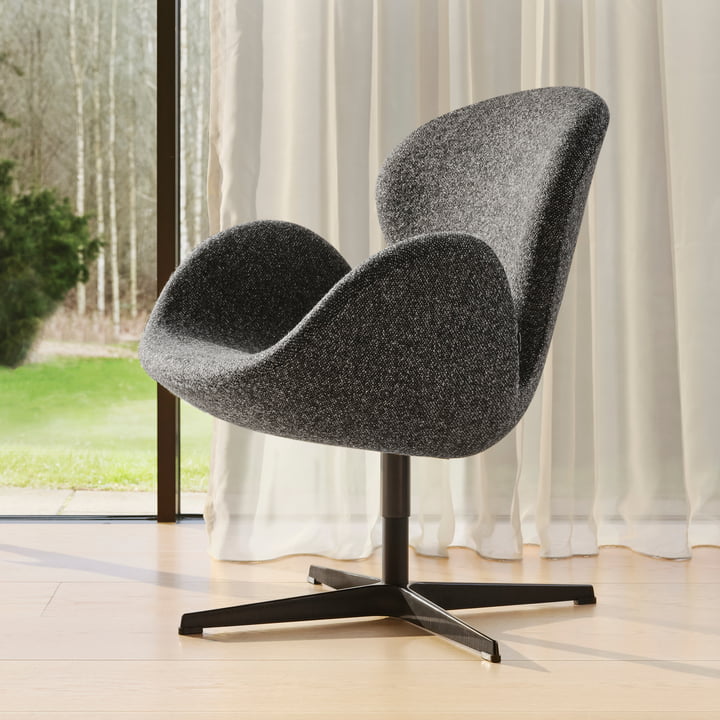 Schwan Sessel, Vanir Granite, braun / Gestell schwarz PVD von Fritz Hansen