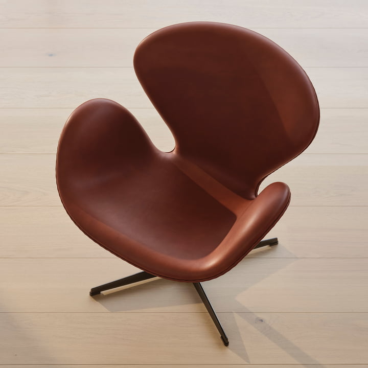 Schwan Sessel, Leder kastanienbraun / Gestell Chrome PVD von Fritz Hansen