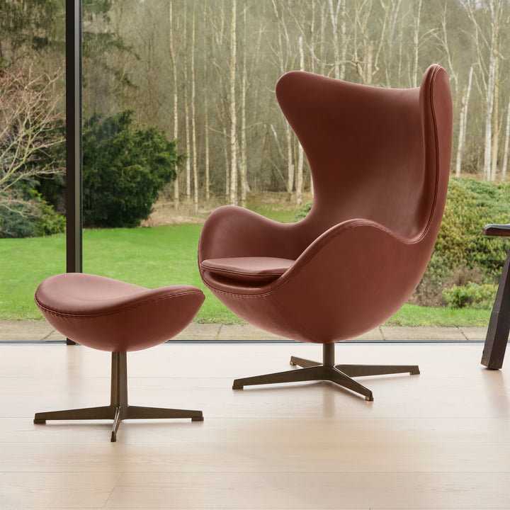 Egg Chair und Fussbank, Leder kastanienbraun von Fritz Hansen