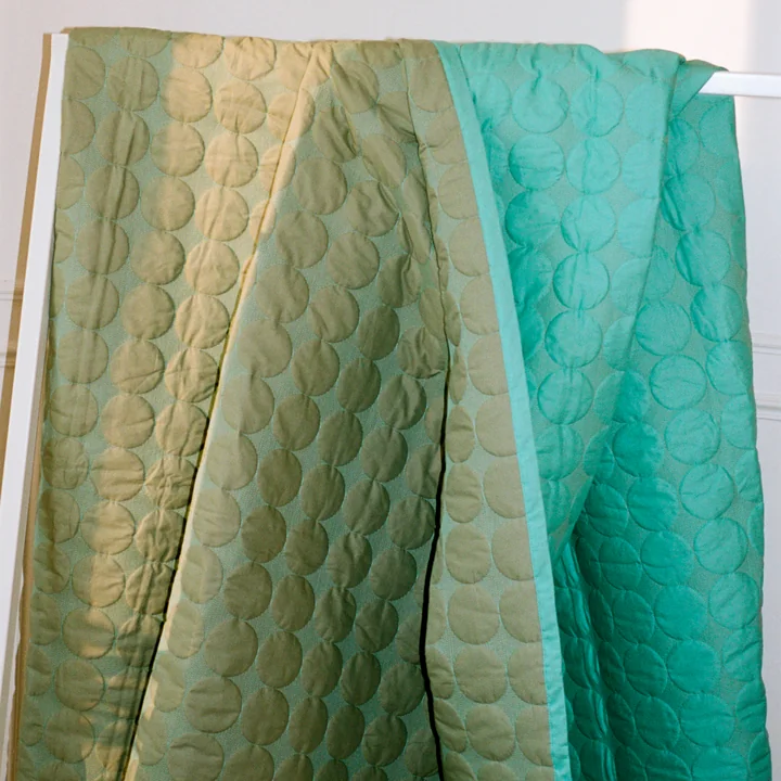 Mega Dot Tagesdecke von HAY