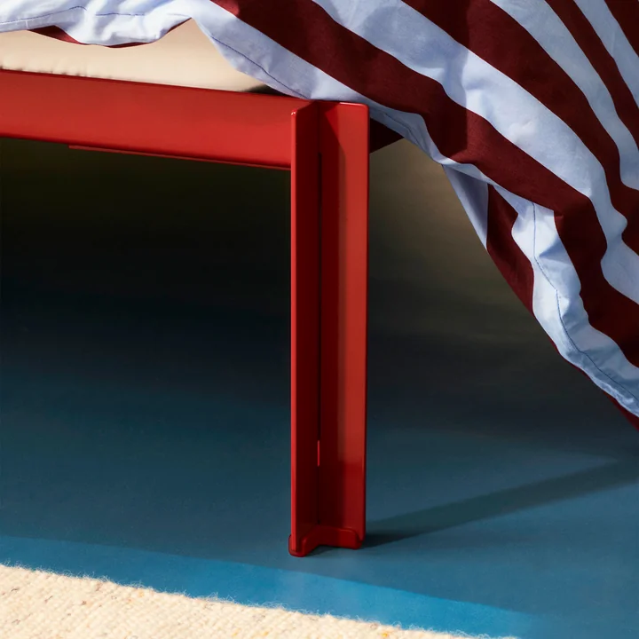 Connect Bett, maroon red von HAY