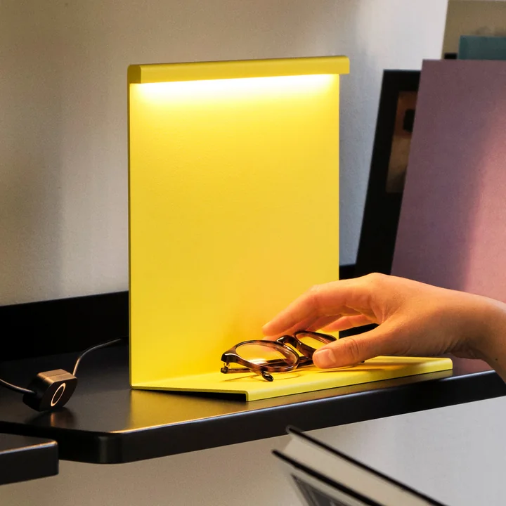 LBM Tischleuchte, titanium yellow von HAY