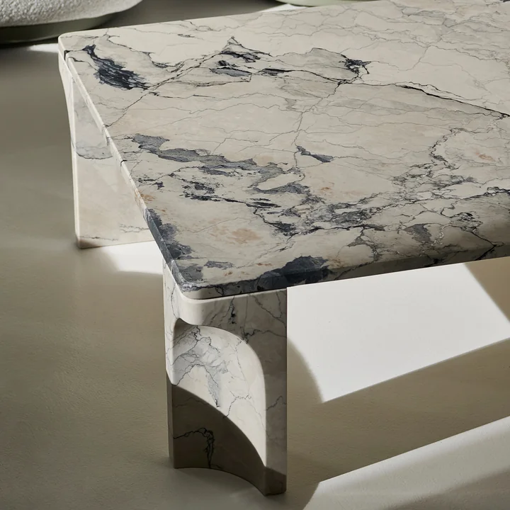 Doric Couchtisch von Gubi