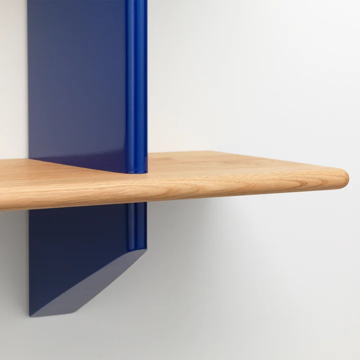 Rayonnage Mural von Vitra in der Ausführung Eiche hell / bleu