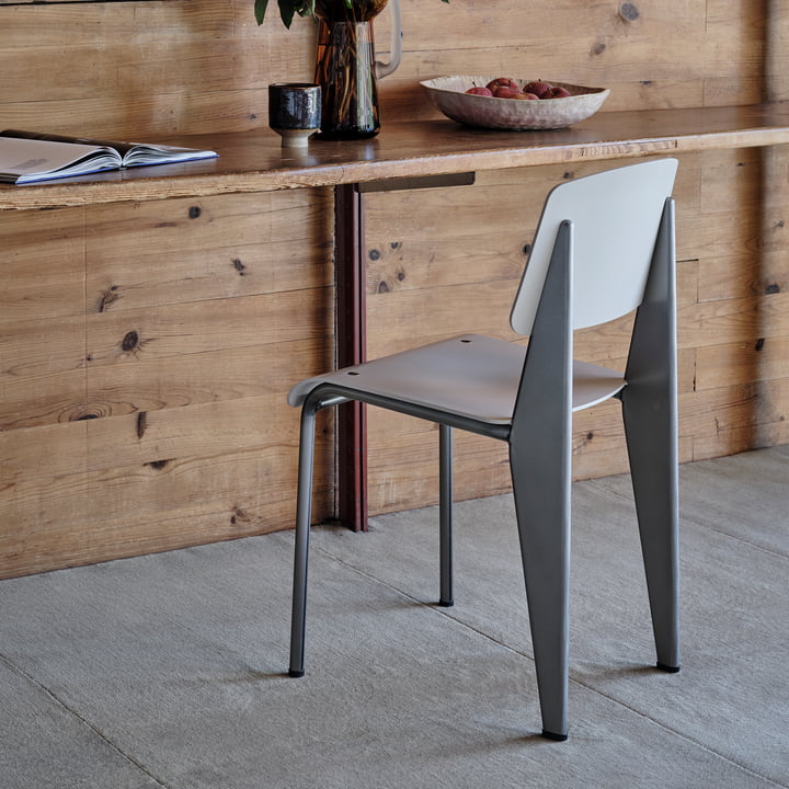 Prouvé Standard SP chair von Vitra in der Ausführung métal brut pulverbeschichtet, Filzgleiter braun