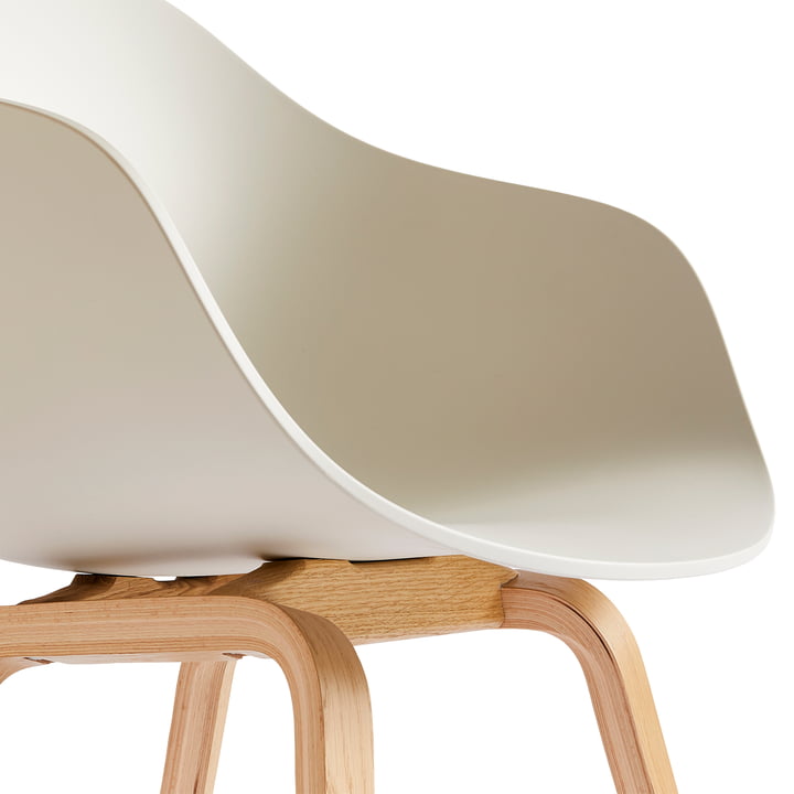 About a Chair AAC 222, Eiche lackiert / melange cream von Hay