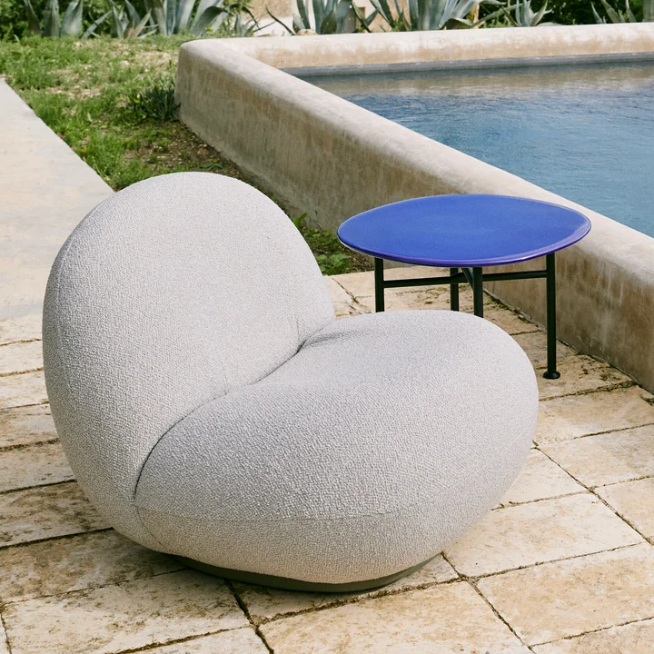 Carmel Outdoor Lounge Tisch von Gubi in der Ausführung black semi matt / pacific blue