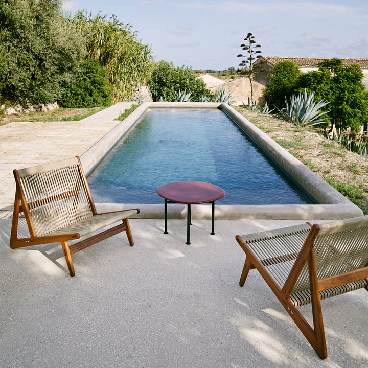 MR01 Outdoor Lounge Stuhl von Gubi in der Ausführung Iroko natur / Sunfire Melange beige sand
