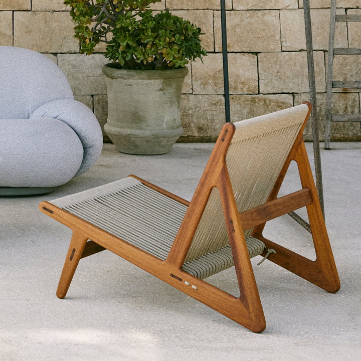 MR01 Outdoor Lounge Stuhl von Gubi in der Ausführung Iroko natur / Sunfire Melange beige sand