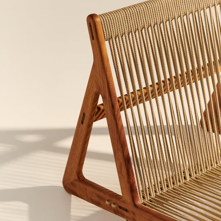 MR01 Outdoor Lounge Stuhl von Gubi in der Ausführung Iroko natur / Sunfire Melange beige sand