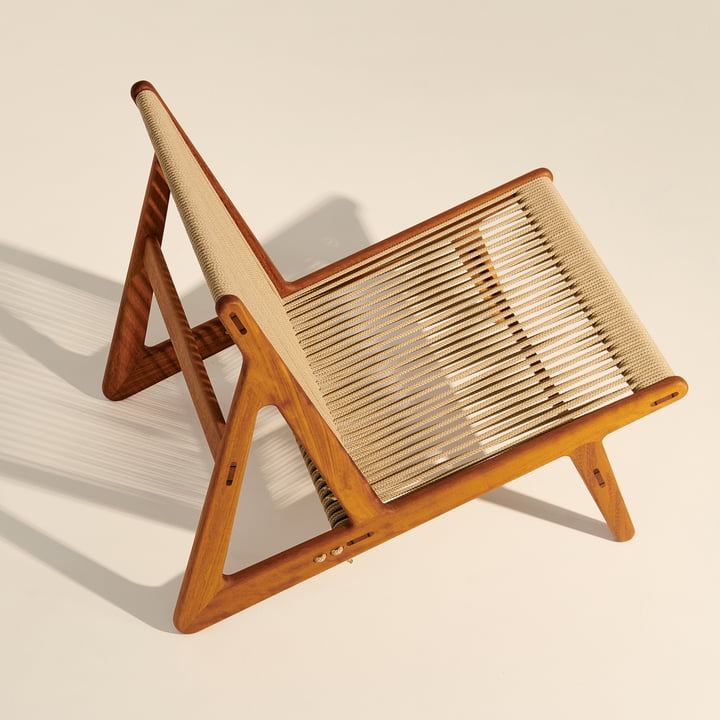 MR01 Outdoor Lounge Stuhl von Gubi in der Ausführung Iroko natur / Sunfire Melange beige sand