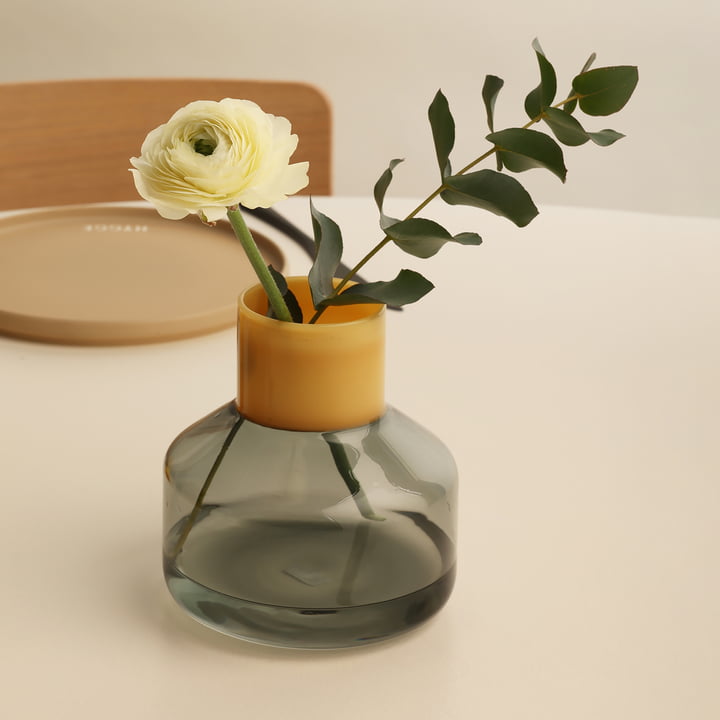 Generous Vase medium von Design Letters in der Ausführung milky yellow / smoke