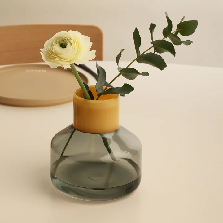 Generous Vase medium von Design Letters in der Ausführung milky yellow / smoke