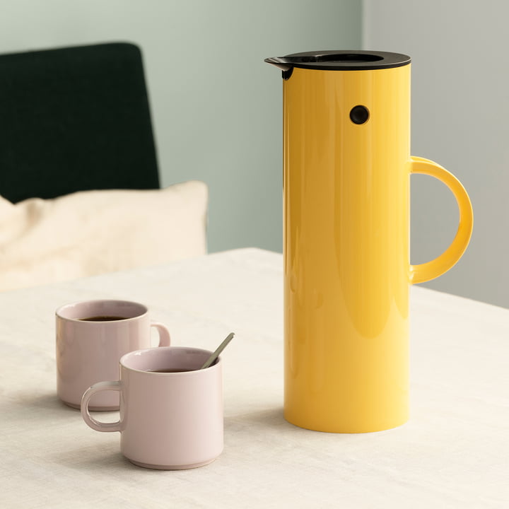 Isolierkanne EM 77 von Stelton in der Farbe poppy yellow