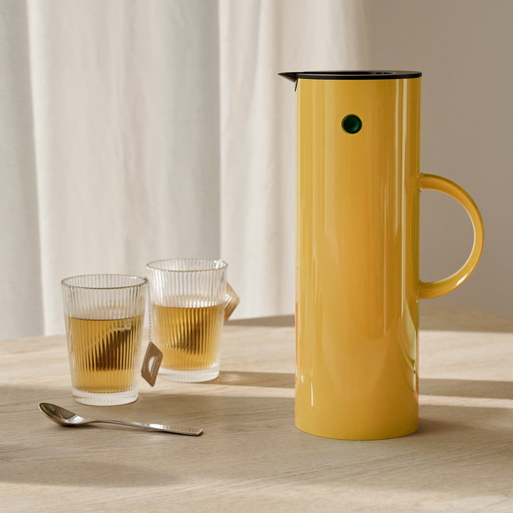 Isolierkanne EM 77 von Stelton in der Farbe poppy yellow