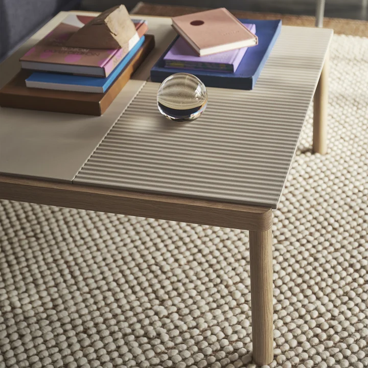 Couple Couchtisch von Muuto in der Ausführung Sand/Oak