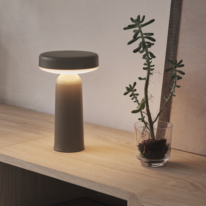 Ease Portable LED Outdoor Akkuleuchte von Muuto in der Farbe taupe