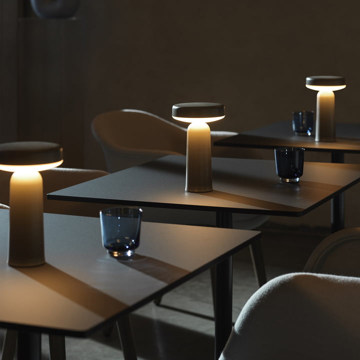 Ease Portable LED Outdoor Akkuleuchte von Muuto in der Farbe taupe