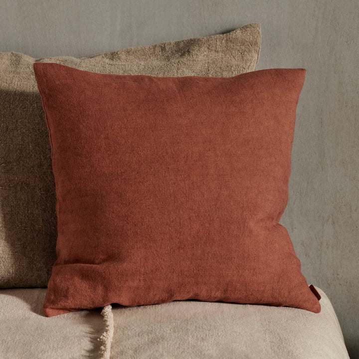 ferm Living - Heavy Linen Kissen, 50 x 50 cm, berry red