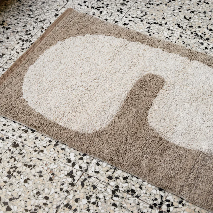 Lay Washable Fussmatte von Ferm Living in der Ausführung dark taupe / off-white