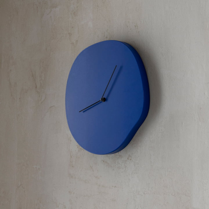 Melt Wanduhr von ferm Living in der Farbe blau