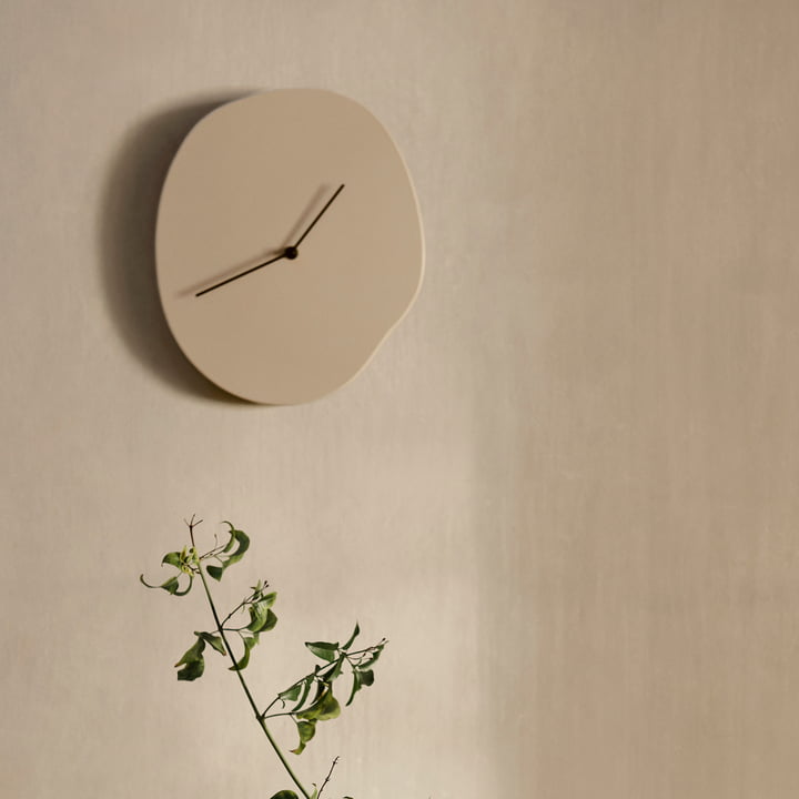 Melt Wanduhr von ferm Living in der Farbe kaschmir