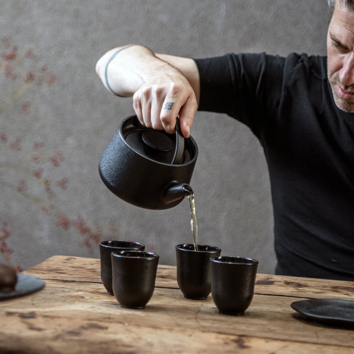 Inku gusseiserne Tasse und Teekanne in der Farbe schwarz