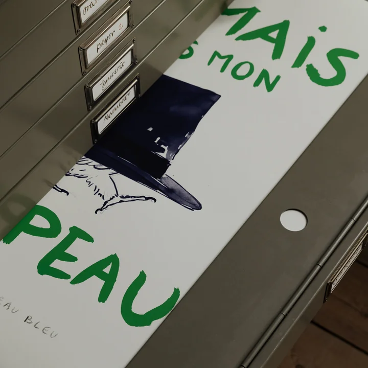 The Poster Club - L'Oiseau au Chapeau Bleu von Another Art Project