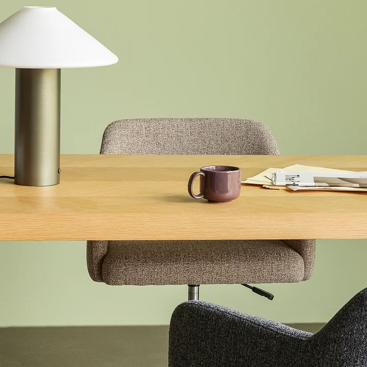 Orbit Tischleuchte und Rest Bürostuhl von Hübsch Interior