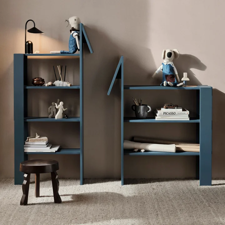 Giraffe Bücherregal, dunkelblau von Ferm Living