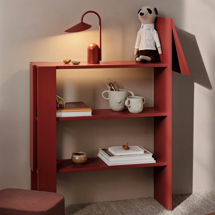 Arum Akku Tischleuchte und Horse Bücherregal, rot von Ferm Living
