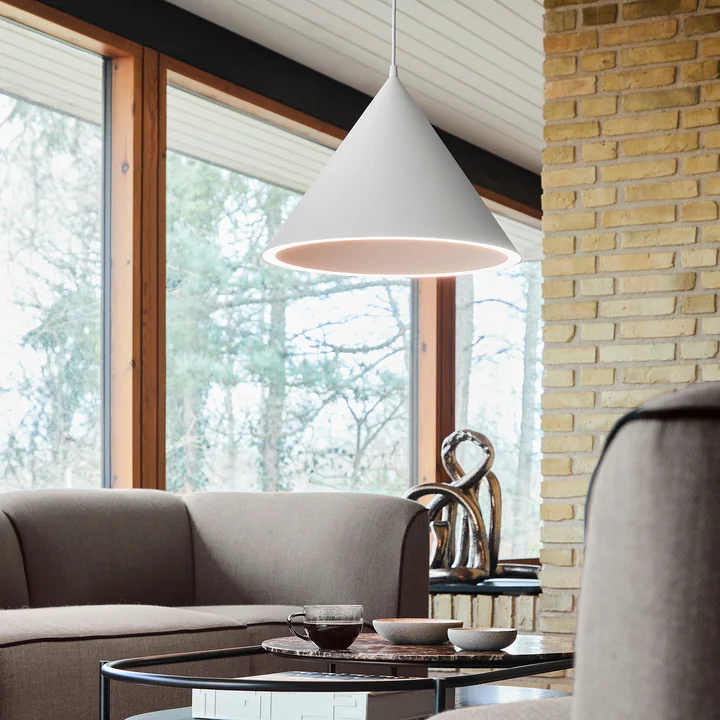 Annular LED Pendelleuchte und Mono Dining Stuhl von Woud
