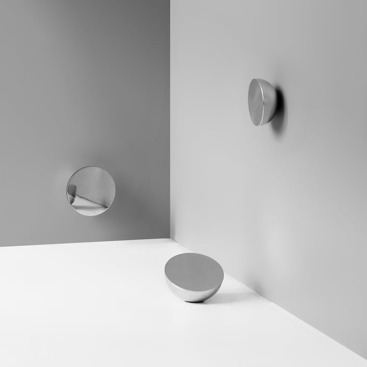 Der Aura Tischspiegel von New Works verkörpert zeitlose Eleganz und modernes Design in Perfektion. Mit seinem schlichten und dennoch auffälligen Aussehen ist dieser Spiegel ein herausragendes Accessoire für jeden Wohnraum.
