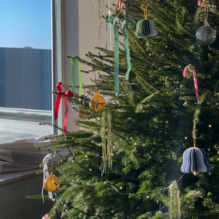 Weihnachtsglocke Papier Ornament von OYOY