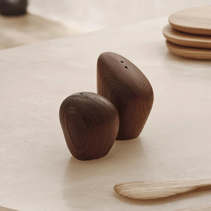 Ferm Living - Cairn Salz- und Pfefferstreuer, dunkelbraun (2er-Set)