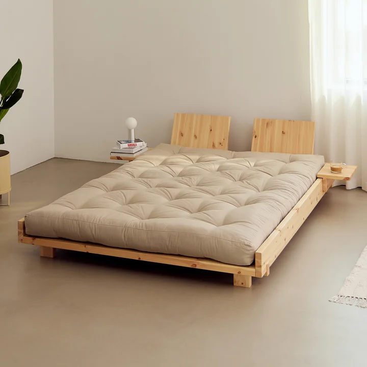 Karup - Social Bett inkl. Rückenlehne, 2 Nachtischen und Matratze beige, 140 x 200 cm, Kiefer klar