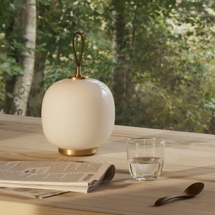 Louis Poulsen - VL45 Radiohus Portable LED Tischleuchte, messing / glossy pale rose