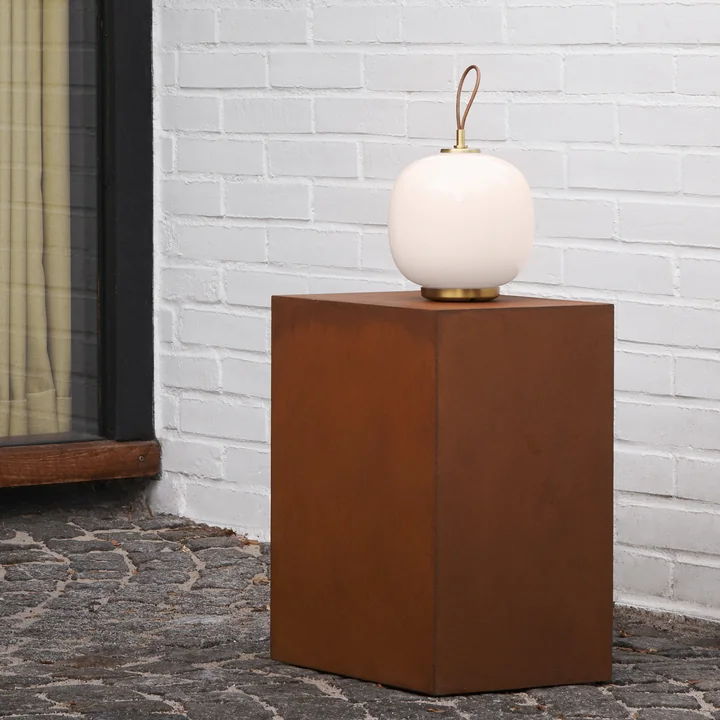 Louis Poulsen - VL45 Radiohus Portable LED Tischleuchte, messing / glossy pale rose