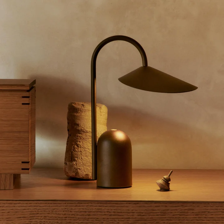 Ferm Living - Arum Akku LED-Tischleuchte, dark chocolate